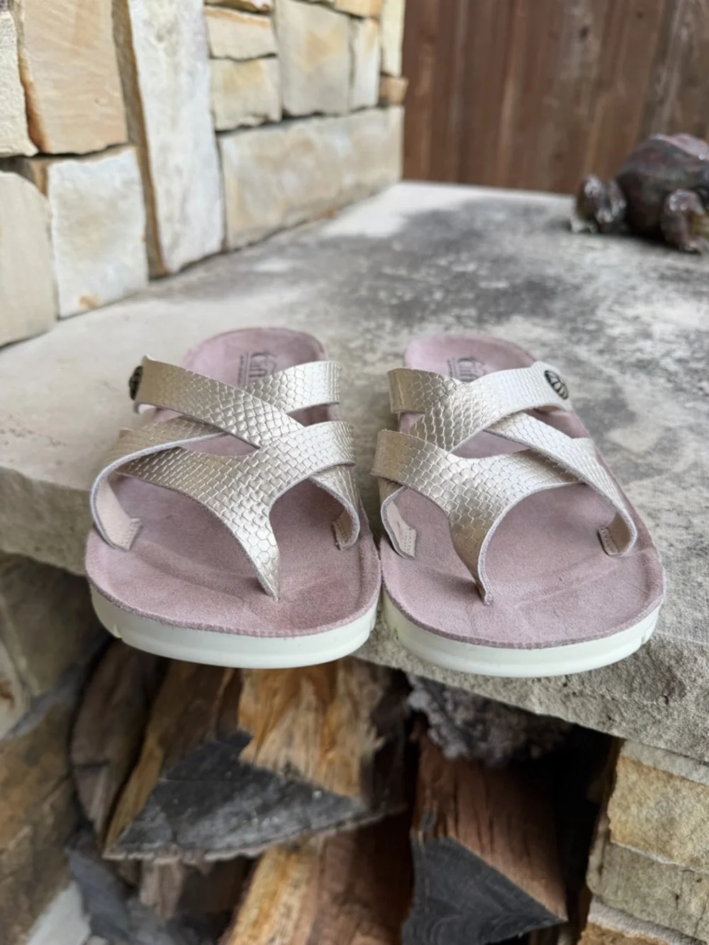 Cliffs by‎ WHITE MOUNTAIN Women's Metallic Crisscross Sandals Sz-7M.  Y